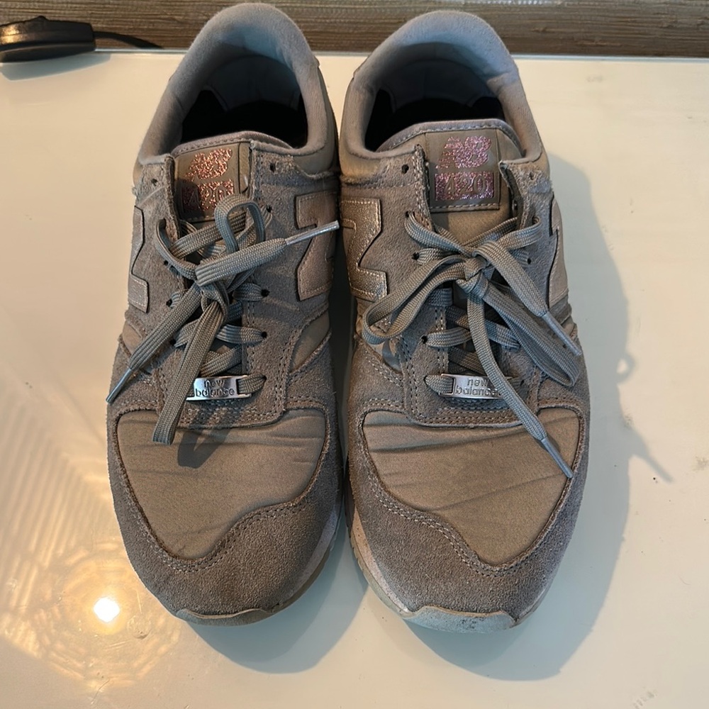 New Balance 420 Women’s Gray & Metallic Pink Sneakers